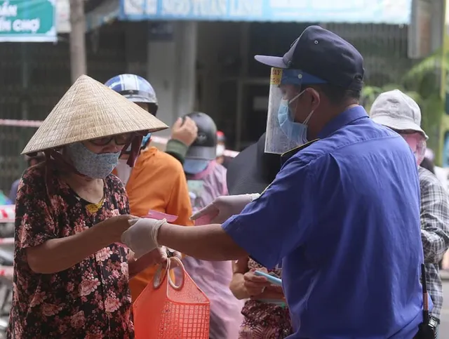 Người dân Đà Nẵng bắt đầu đi chợ bằng thẻ chẵn - lẻ để ngừa COVID-19 - Ảnh 8.