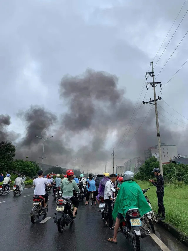 Cháy lớn, Công ty JAANH Vina chìm trong biển lửa - Ảnh 8.