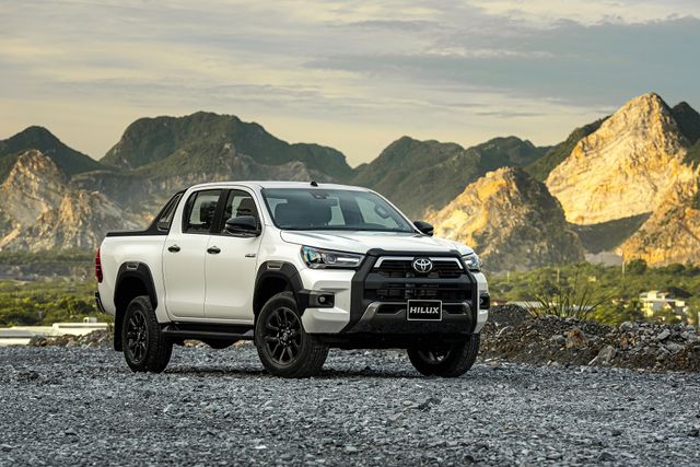 Toyota Hilux 2020 ra mắt với giá hơn 600 triệu đồng - Ảnh 1.