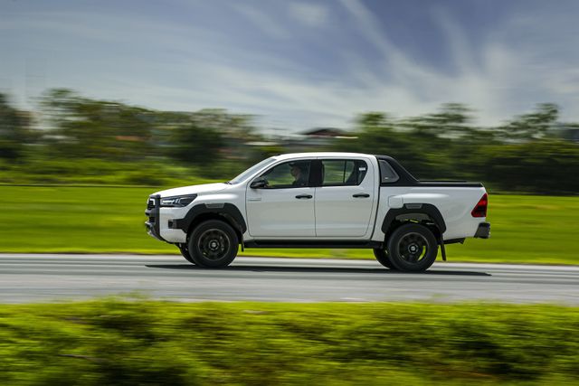 Toyota Hilux 2020 ra mắt với giá hơn 600 triệu đồng - Ảnh 4.