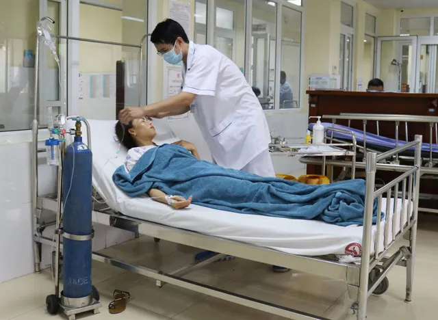 Ngửi thấy mùi lạ, 40 công nhân khó thở, tức ngực phải nhập viện cấp cứu - Ảnh 2. Ngửi thấy mùi lạ, 40 công nhân khó thở, tức ngực phải nhập viện cấp cứu - Ảnh 2.