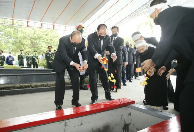 [VIDEO] Lễ an táng nguyên Tổng Bí thư Lê Khả Phiêu tại Nghĩa trang Mai Dịch, Hà Nội - Ảnh 4.