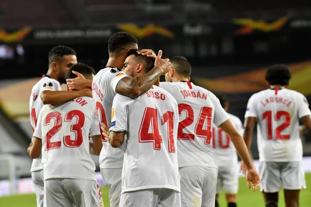 Thua ngược Sevilla, Man Utd lập kỷ lục buồn và trắng tay mùa thứ 3 liên tiếp - Ảnh 6. Thua ngược Sevilla, Man Utd lập kỷ lục buồn và trắng tay mùa thứ 3 liên tiếp - Ảnh 6.