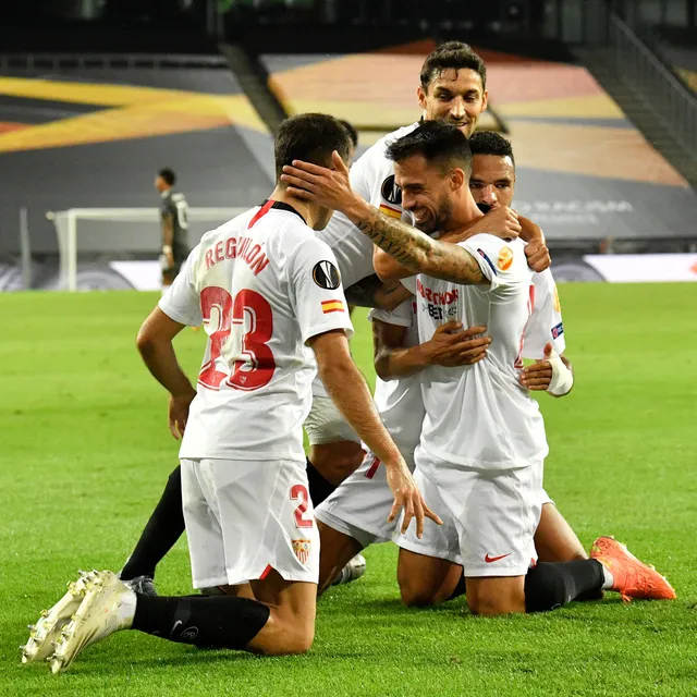 Thua ngược Sevilla, Man Utd lập kỷ lục buồn và trắng tay mùa thứ 3 liên tiếp - Ảnh 5. Thua ngược Sevilla, Man Utd lập kỷ lục buồn và trắng tay mùa thứ 3 liên tiếp - Ảnh 5.