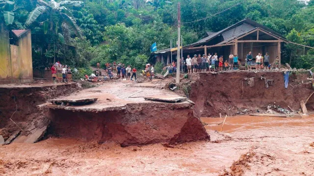 Lũ cuồn cuộn ở Điện Biên, ngập lụt nhiều nơi vì mưa dông lớn tại Bắc Bộ - Ảnh 6.