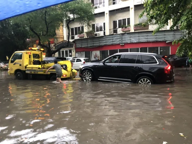 Mưa lớn chiều 17/8 gây ngập cục bộ nhiều tuyến phố Hà Nội - Ảnh 11.