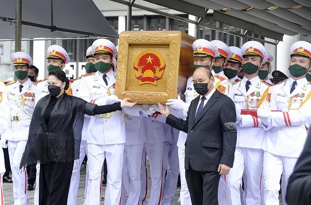 
Prime Minister Nguyen Xuan Phuc (R) and Chairwoman of the National Assembly Nguyen Thi Kim Ngan (L) escort former Party General Secretary Le Kha Phieus coffin to the gun carriage.
