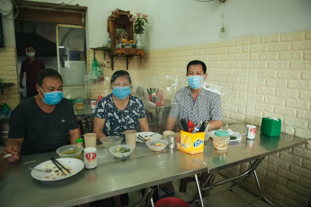 Nhiều hàng quán chủ động thực hiện giãn cách trước giờ G - Ảnh 2. Nhiều hàng quán chủ động thực hiện giãn cách trước giờ G - Ảnh 2.