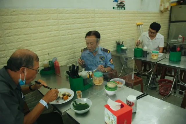 Nhiều hàng quán chủ động thực hiện giãn cách trước giờ G - Ảnh 1. Nhiều hàng quán chủ động thực hiện giãn cách trước giờ G - Ảnh 1.