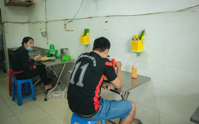 Nhiều hàng quán chủ động thực hiện giãn cách trước giờ G - Ảnh 4. Nhiều hàng quán chủ động thực hiện giãn cách trước giờ G - Ảnh 4.