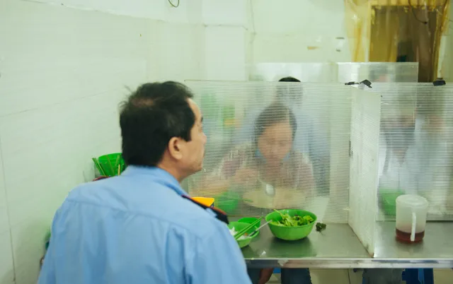 Nhiều hàng quán chủ động thực hiện giãn cách trước giờ G - Ảnh 5. Nhiều hàng quán chủ động thực hiện giãn cách trước giờ G - Ảnh 5.
