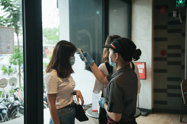 Nhiều hàng quán chủ động thực hiện giãn cách trước giờ G - Ảnh 7. Nhiều hàng quán chủ động thực hiện giãn cách trước giờ G - Ảnh 7.