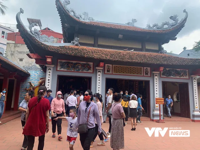 Phủ Tây Hồ đông nghịt người đến lễ bất chấp lệnh giãn cách - Ảnh 10. Phủ Tây Hồ đông nghịt người đến lễ bất chấp lệnh giãn cách - Ảnh 10.