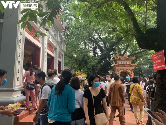 Phủ Tây Hồ đông nghịt người đến lễ bất chấp lệnh giãn cách - Ảnh 9. Phủ Tây Hồ đông nghịt người đến lễ bất chấp lệnh giãn cách - Ảnh 9.