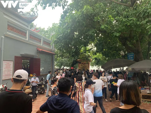 Phủ Tây Hồ đông nghịt người đến lễ bất chấp lệnh giãn cách - Ảnh 8. Phủ Tây Hồ đông nghịt người đến lễ bất chấp lệnh giãn cách - Ảnh 8.