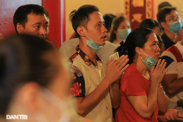Phủ Tây Hồ đông nghịt người đến lễ bất chấp lệnh giãn cách - Ảnh 4. Phủ Tây Hồ đông nghịt người đến lễ bất chấp lệnh giãn cách - Ảnh 4.