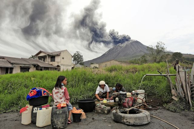 Núi lửa Sinabung phun trào, giới chức Indonesia ra cảnh báo - Ảnh 1.