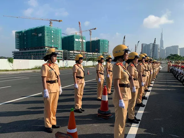 Những bóng hồng đầu tiên của đội CSGT dẫn đoàn tại TPHCM - Ảnh 2.