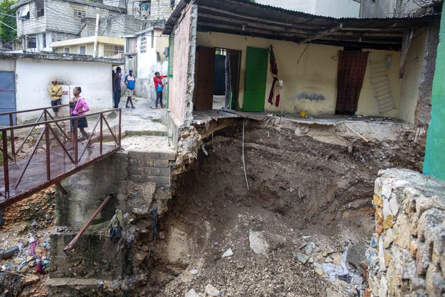 Bão Laura càn quét Haiti, Dominica và Puerto Rico khiến hàng chục người thiệt mạng - Ảnh 1.