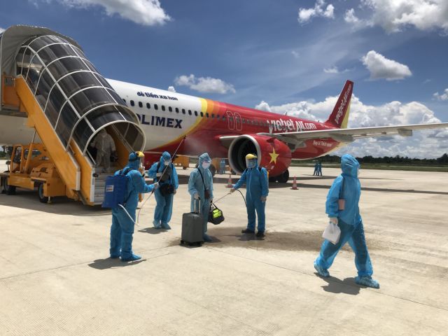 Mỗi ngày một chuyến bay cứu trợ, Vietjet đưa gần 2.000 đồng bào về nước - Ảnh 4.