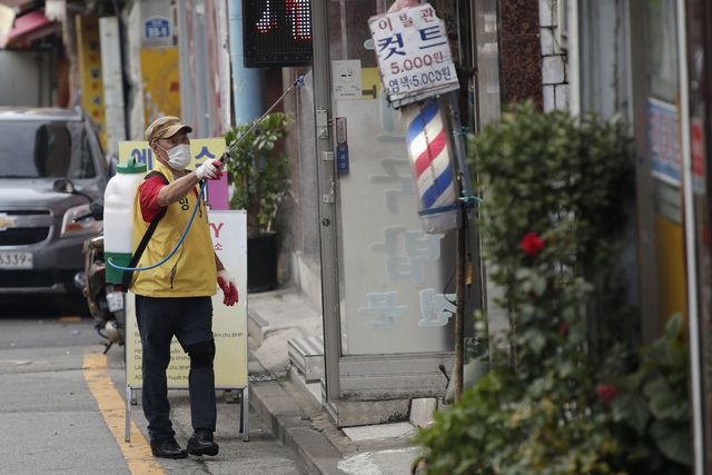 Hàn Quốc gia hạn giãn cách xã hội cấp độ 2 trên toàn quốc trong một tuần - Ảnh 2.