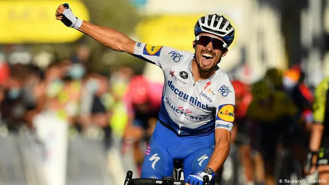 Julian Alaphilippe về nhất chặng 2 Tour de France 2020, áo vàng đổi chủ - Ảnh 2.