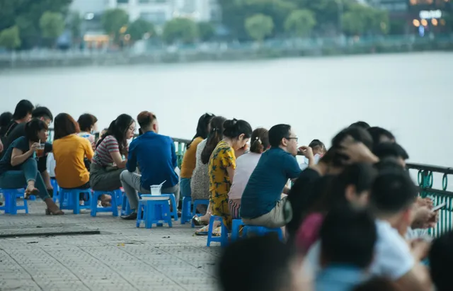 Giới trẻ vô tư tụ tập tại hồ Tây bất chấp dịch COVID-19 - Ảnh 3. Giới trẻ vô tư tụ tập tại hồ Tây bất chấp dịch COVID-19 - Ảnh 3.