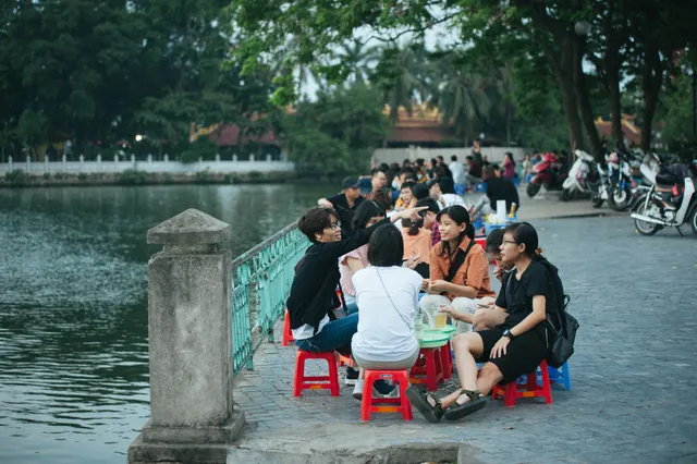 Giới trẻ vô tư tụ tập tại hồ Tây bất chấp dịch COVID-19 - Ảnh 6. Giới trẻ vô tư tụ tập tại hồ Tây bất chấp dịch COVID-19 - Ảnh 6.