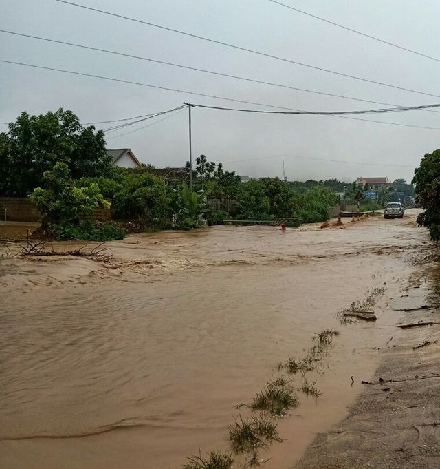 Mưa lũ gây sạt lở đất đá ở Sơn La - Ảnh 1.