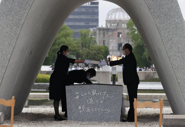 Nhật Bản tưởng niệm 75 năm vụ ném bom nguyên tử ở Hiroshima - Ảnh 2.