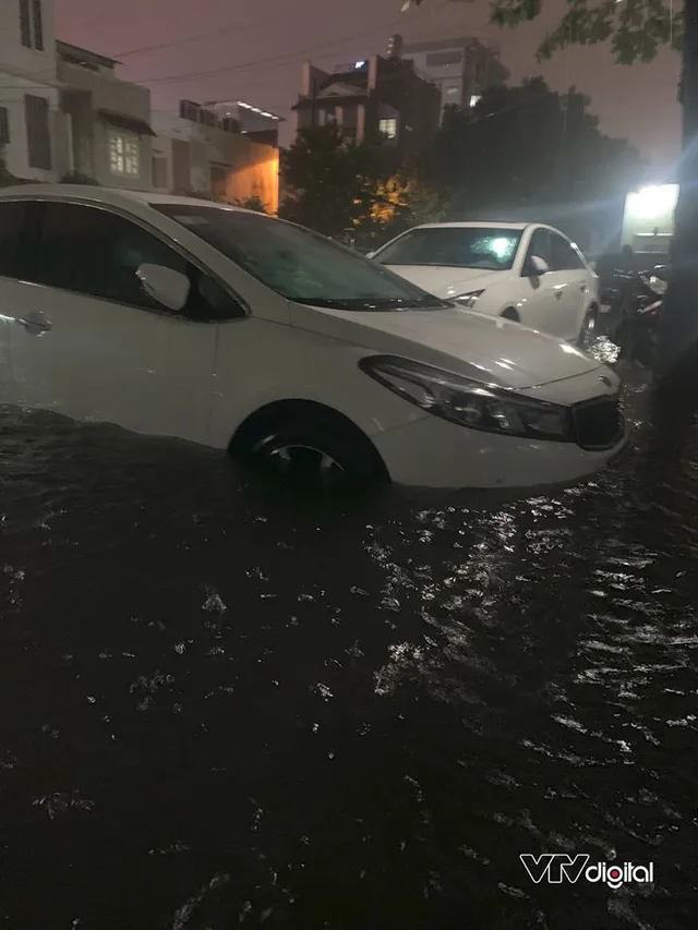 Đường phố TP.HCM ngập nặng, biến thành sông sau cơn mưa lớn tối 6/8 - Ảnh 2. Đường phố TP.HCM ngập nặng, biến thành sông sau cơn mưa lớn tối 6/8 - Ảnh 2.