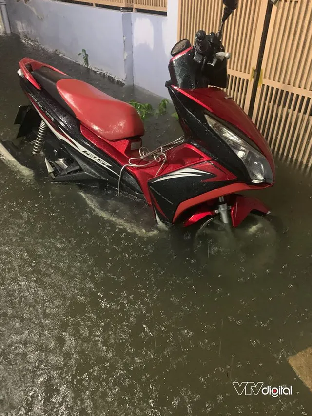 Đường phố TP.HCM ngập nặng, biến thành sông sau cơn mưa lớn tối 6/8 - Ảnh 5. Đường phố TP.HCM ngập nặng, biến thành sông sau cơn mưa lớn tối 6/8 - Ảnh 5.