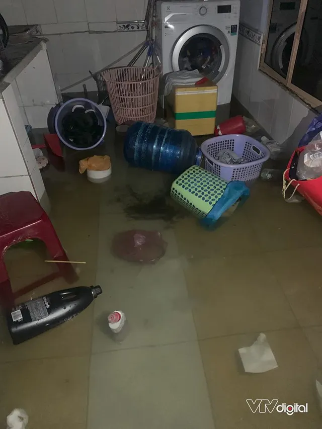 Đường phố TP.HCM ngập nặng, biến thành sông sau cơn mưa lớn tối 6/8 - Ảnh 6. Đường phố TP.HCM ngập nặng, biến thành sông sau cơn mưa lớn tối 6/8 - Ảnh 6.