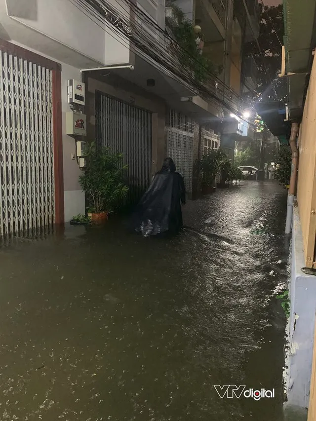 Đường phố TP.HCM ngập nặng, biến thành sông sau cơn mưa lớn tối 6/8 - Ảnh 9. Đường phố TP.HCM ngập nặng, biến thành sông sau cơn mưa lớn tối 6/8 - Ảnh 9.