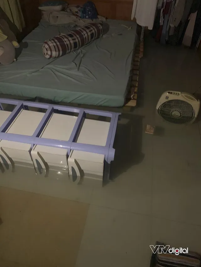 Đường phố TP.HCM ngập nặng, biến thành sông sau cơn mưa lớn tối 6/8 - Ảnh 11. Đường phố TP.HCM ngập nặng, biến thành sông sau cơn mưa lớn tối 6/8 - Ảnh 11.