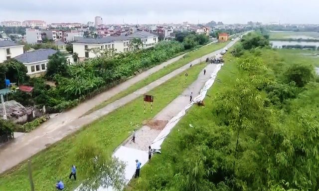 Mưa lớn kéo dài, nhiều tuyến đê hư hỏng, nứt dài hàng trăm mét - Ảnh 1.