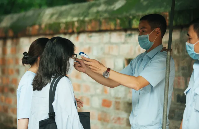 Sĩ tử kéo đến Văn Miếu cầu may trước kỳ thi tốt nghiệp THPT 2020 - Ảnh 3.
