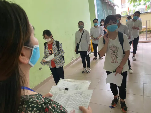 Thí sinh nghiêm túc chấp hành quy định giãn cách khi đến làm thủ tục thi tốt nghiệp THPT 2020 - Ảnh 15. Thí sinh nghiêm túc chấp hành quy định giãn cách khi đến làm thủ tục thi tốt nghiệp THPT 2020 - Ảnh 15.