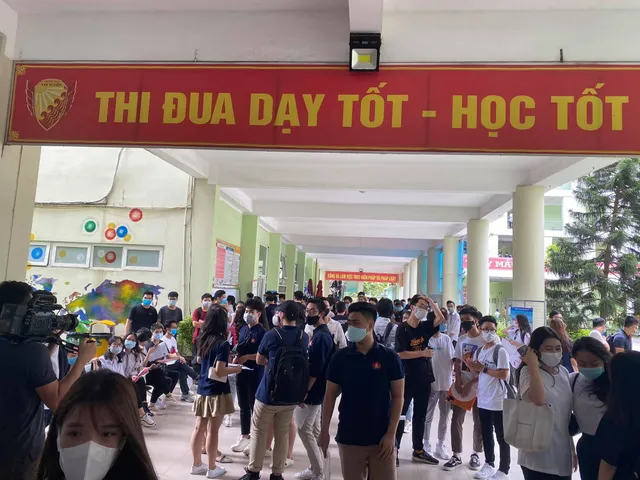 Thí sinh nghiêm túc chấp hành quy định giãn cách khi đến làm thủ tục thi tốt nghiệp THPT 2020 - Ảnh 11. Thí sinh nghiêm túc chấp hành quy định giãn cách khi đến làm thủ tục thi tốt nghiệp THPT 2020 - Ảnh 11.