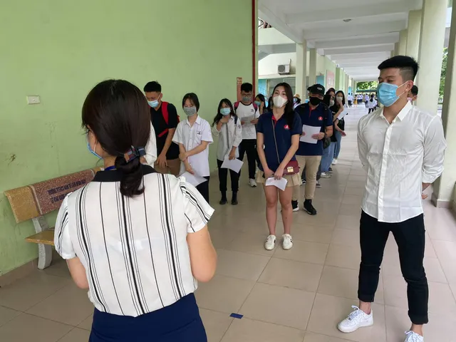 Thí sinh nghiêm túc chấp hành quy định giãn cách khi đến làm thủ tục thi tốt nghiệp THPT 2020 - Ảnh 13. Thí sinh nghiêm túc chấp hành quy định giãn cách khi đến làm thủ tục thi tốt nghiệp THPT 2020 - Ảnh 13.