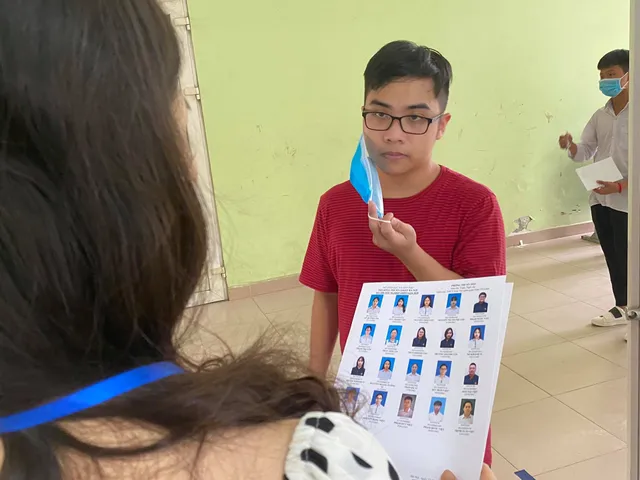Thí sinh nghiêm túc chấp hành quy định giãn cách khi đến làm thủ tục thi tốt nghiệp THPT 2020 - Ảnh 14. Thí sinh nghiêm túc chấp hành quy định giãn cách khi đến làm thủ tục thi tốt nghiệp THPT 2020 - Ảnh 14.