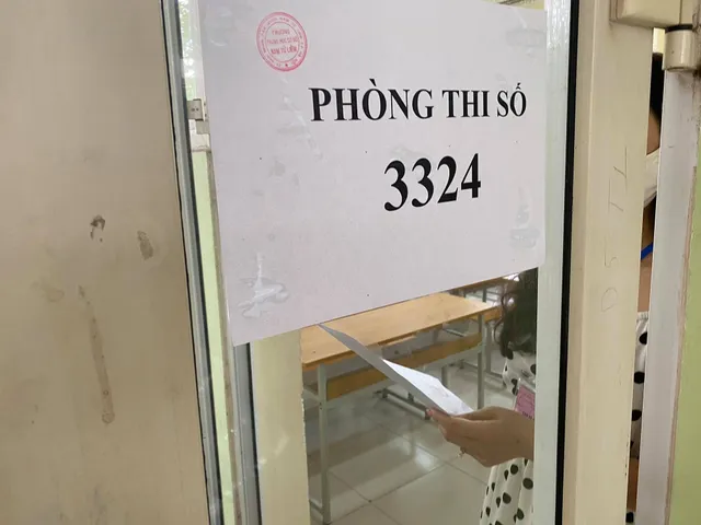 Sáng nay (9/8), thí sinh chính thức làm bài thi tốt nghiệp THPT môn Ngữ văn - Ảnh 1. Sáng nay (9/8), thí sinh chính thức làm bài thi tốt nghiệp THPT môn Ngữ văn - Ảnh 1.