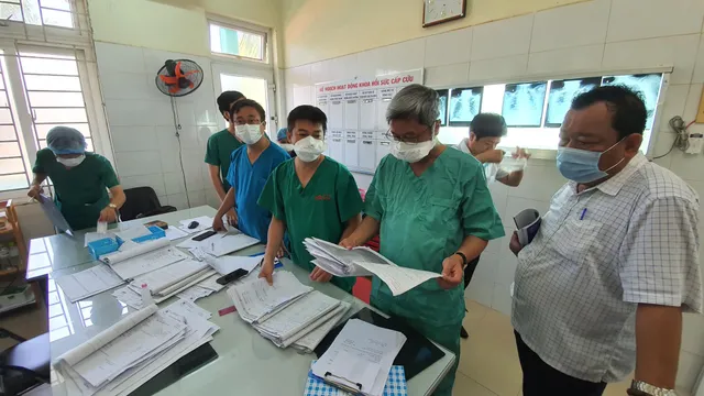 Trung tâm Y tế huyện Hòa Vang, Bệnh viện Phổi Đà Nẵng căng mình điều trị bệnh nhân COVID-19 - Ảnh 1. Trung tâm Y tế huyện Hòa Vang, Bệnh viện Phổi Đà Nẵng căng mình điều trị bệnh nhân COVID-19 - Ảnh 1.