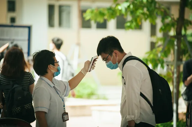 Thí sinh nghiêm túc chấp hành quy định giãn cách khi đến làm thủ tục thi tốt nghiệp THPT 2020 - Ảnh 5. Thí sinh nghiêm túc chấp hành quy định giãn cách khi đến làm thủ tục thi tốt nghiệp THPT 2020 - Ảnh 5.