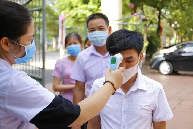 Dùng đèn cực tím khử khuẩn bài thi của thí sinh liên quan tới COVID-19 - Ảnh 1. Dùng đèn cực tím khử khuẩn bài thi của thí sinh liên quan tới COVID-19 - Ảnh 1.