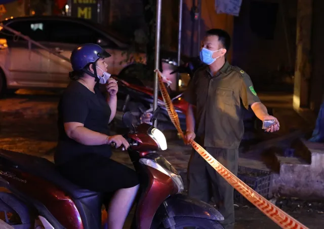 Hà Nội phong tỏa tòa nhà có bệnh nhân mắc COVID-19 số 785 - Ảnh 9. Hà Nội phong tỏa tòa nhà có bệnh nhân mắc COVID-19 số 785 - Ảnh 9.