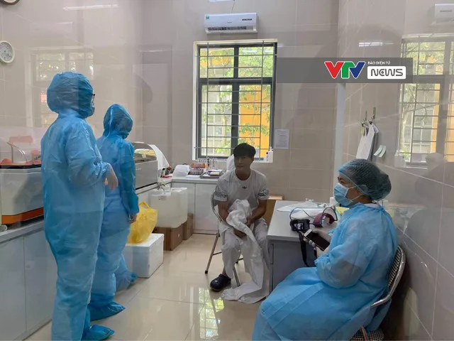 Sáng nay (8/8), Hà Nội bắt đầu triển khai xét nghiệm PCR cho người từ Đà Nẵng trở về - Ảnh 2.