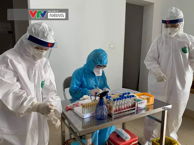 Sáng nay (8/8), Hà Nội bắt đầu triển khai xét nghiệm PCR cho người từ Đà Nẵng trở về - Ảnh 1.