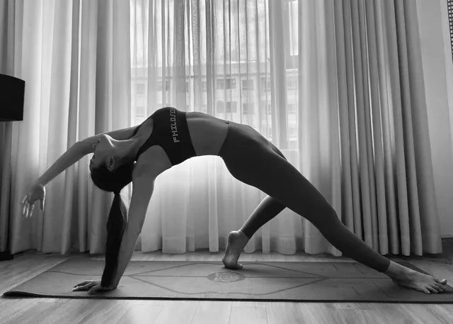 Tròn mắt trước loạt ảnh Yoga của Chi Pu, Thiều Bảo Trâm và các sao Việt - Ảnh 1.