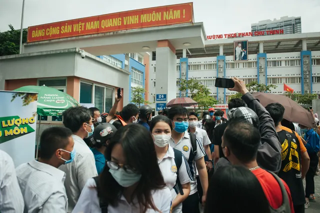 Kỳ thi THPT quốc gia 2020: Thí sinh vui mừng vì đề Văn dễ thở - Ảnh 9. Kỳ thi THPT quốc gia 2020: Thí sinh vui mừng vì đề Văn dễ thở - Ảnh 9.